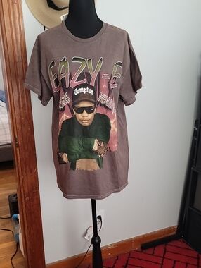American Rapper Eazy-E  Short-Sleeve Tee in Brown